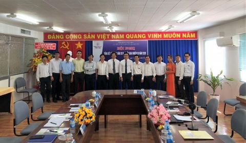 Lãnh đạo EVNGENCO 2 và toàn thể CBCNV Ban AOM chụp hình lưu niệm