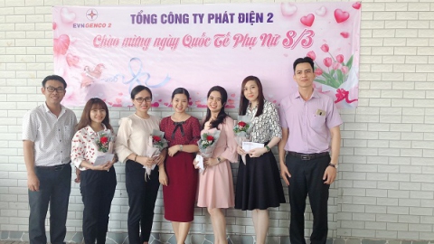 Ông Nguyễn Anh Duy – Phó Chủ tịch Công đoàn Cơ quan EVNGENCO 2  (bìa trái) tặng hoa cho các chị em phụ nữ