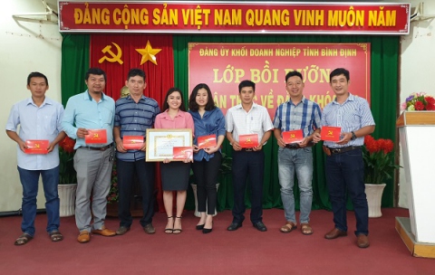 Các quần chúng ưu tú của Công ty Thủy điện An Khê - Ka Nak được tuyên dương, khen thưởng về thành tích học tập tại Lớp bồi dưỡng nhận thức về Đảng khóa XXI năm 2020