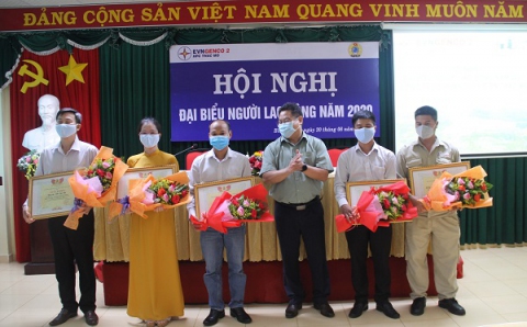 Ông Lê Minh Tuấn – Tổng Giám đốc Công ty (thứ ba từ phải sang) trao khen thưởng cấp Công đoàn Tổng Công ty Phát điện 2 cho CBCNV