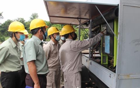 Ông Nguyễn Hùng Lượng - Phó Tổng Giám đốc (ngoài cùng bên phải) cùng Ban chỉ huy PCTT&TKCN công ty triển khai phương án trước khi diễn tập