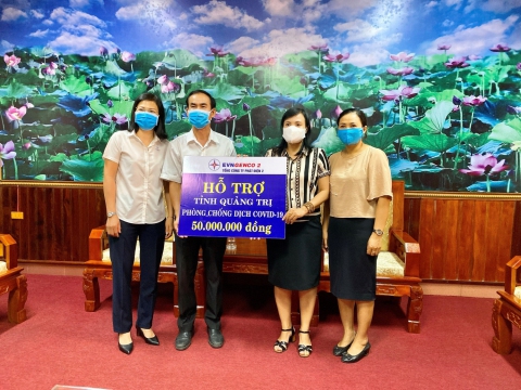 Đại diện EVNGENCO 2, ông Nguyễn Thanh Hùng - Giám đốc Công ty Thủy điện Quảng Trị (đơn vị thành viên EVNGENCO 2) trao tặng 50 triệu đồng cho UBMTTQVN tỉnh Quảng Trị