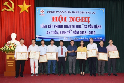 Ông Vũ Xuân Dũng – Phó Tổng Giám đốc PPC (thứ sáu từ trái sang) và ông Nguyễn Mạnh Tùng (thứ năm từ phải sang) tặng giấy khen cho các cá nhân