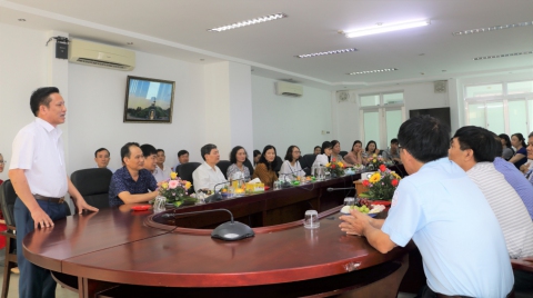 Ông Lê Văn Chính - Chủ tịch Công đoàn Công ty Cổ phần Nhiệt điện Phả Lại phát biểu và chia sẻ nhiều bài học kinh nghiệm tại buổi tọa đàm