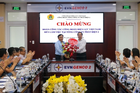 Chủ tịch HĐTV EVNGENCO 2 tặng hoa cho ông Đỗ Đức Hùng