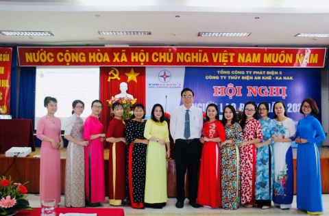 Những bông hoa “giỏi việc nước, đảm việc nhà” của Công ty Thủy điện An Khê – Ka Nak chụp hình lưu niệm cùng ông Nguyễn Duy Lăng (đứng giữa) - Phó Tổng Giám đốc, Chủ tịch Công đoàn Tổng công ty Phát điện 2