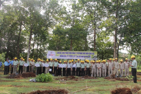 Lãnh đạo Công ty cùng các CBCNV tại buổi Lễ phát động