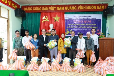 Công ty Cổ phần Thủy điện A Vương trao quà Tết xuân Quý Mão 2023