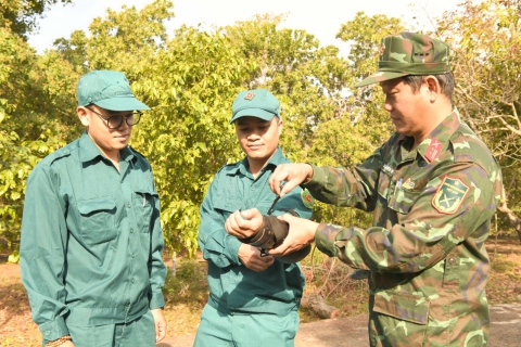 Cán bộ BCHQS hướng dẫn các đồng chí thuộc Đội tự vệ TMP sử dụng giáp bảo vệ cá nhân