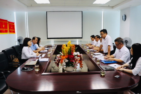 Đồng chí Lê Đình Bản - Bí thư Đảng ủy Công ty (người đứng bên phải) báo cáo trước Đoàn giám sát