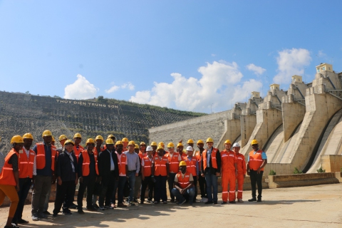 Thủy điện Trung Sơn trao đổi kiến thức và kinh nghiệm về ngành năng lượng với các đối tác