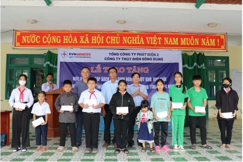 Công ty Thủy điện Sông Bung trao học bổng và thiết bị y tế cho học sinh Quảng Nam Bình An