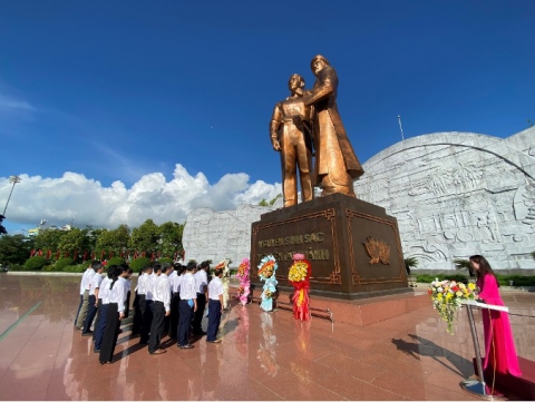 Công ty Thủy điện An Khê – Ka Nak dâng hoa tưởng nhớ, tri ân nhân kỷ niệm 135 năm ngày sinh Chủ tịch Hồ Chí Minh