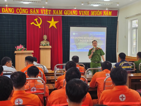 Thượng tá Nguyến Tiến Lợi phổ biến về Luật PCCC&CNCH