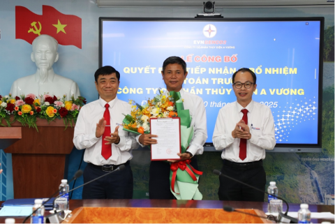 Ông Lưu Ngọc Mai Phi – Chủ tịch HĐQT (bìa trái) trao Quyết định và Ông Cao Huy Bảo – Tổng Giám đốc (bìa phải) tặng hoa chúc mừng ông Phan Công Tuyến – Kế toán trưởng Công ty