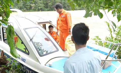 Thủy điện A Vương dùng ca nô vận chuyển hàng cứu trợ cho người dân trong vùng bị cô lập
