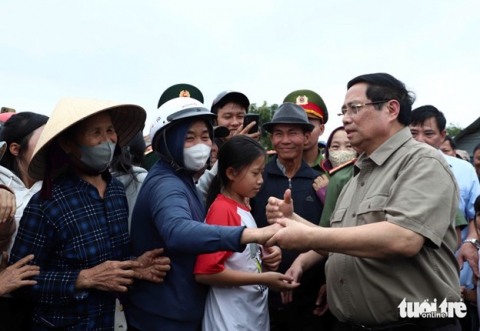 Thủ tướng thăm vùng lũ Phú Yên: Sẽ hỗ trợ tối đa cho người dân tái thiết cuộc sống