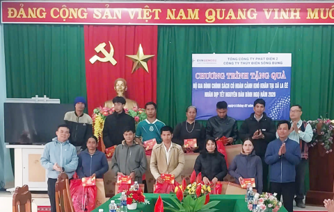 Thủy điện Sông Bung tặng quà Tết cho các hộ gia đình chính sách tại xã La Êê