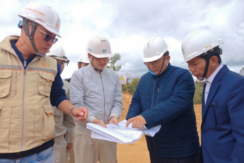 Đoàn công tác EVNGENCO2 kiểm tra hiện trường Dự án Nhà máy điện gió Hướng Phùng 1