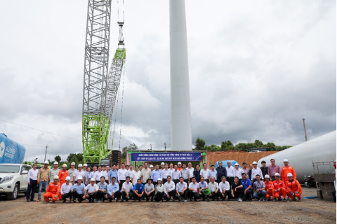 Đoàn công tác chụp ảnh lưu niệm tại Công trường Nhà máy điện gió Hướng Phùng 1