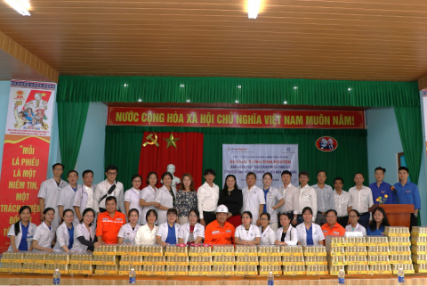 Công ty CP Thủy điện A Vương phối hợp khám bệnh, phát thuốc miễn phí và trao quà cho người dân thôn CutChrun