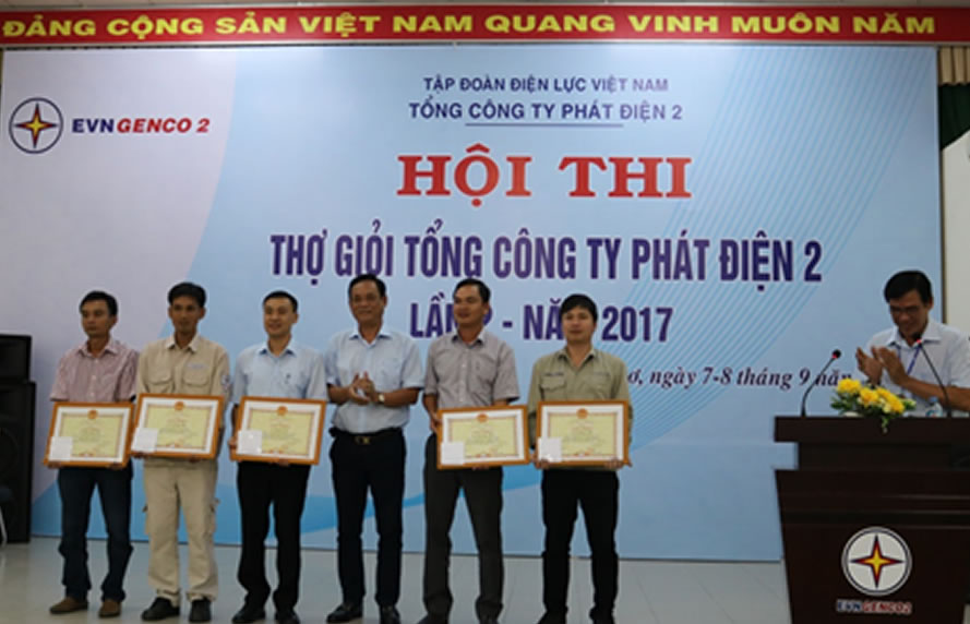 Tổng Giám đốc Ngô Việt Hải trao giấy khen cho 05 giải thí sinh đạt giải nhất