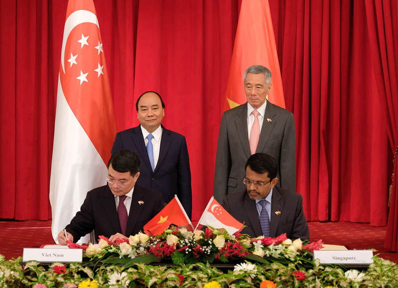 Two Prime Ministers witnessed the signing of cooperation documents - Photo source: VGP