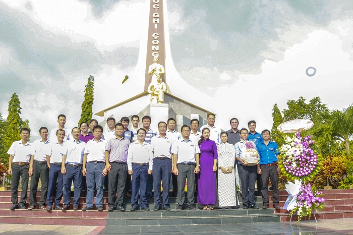 Tổng công ty cùng đoàn viếng thăm Nghĩa trang Liệt sĩ Long Tuyền