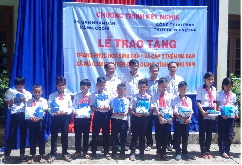 Lãnh đạo Công ty CP Thủy điện A Vương trao tặng đồng phục cho các em học sinh dịp năm học mới 2018-2019