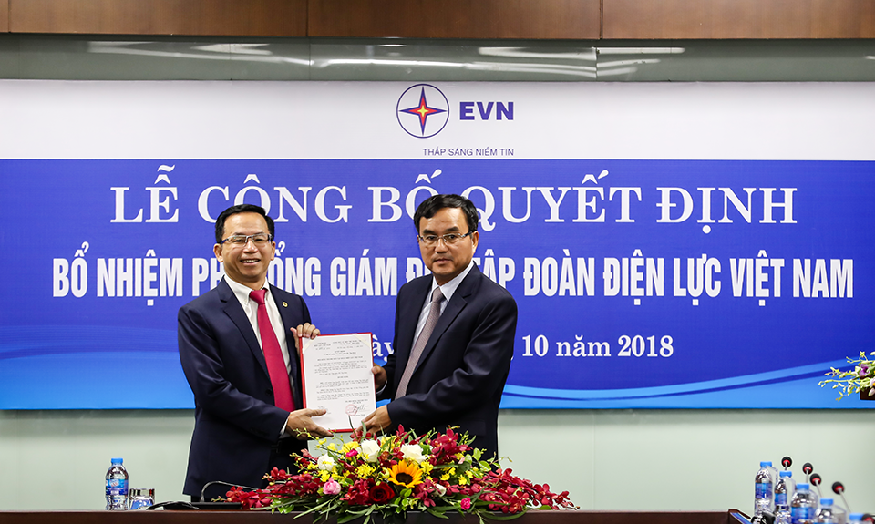 Chủ tịch HĐTV EVN Dương Quang Thành (bên phải) trao Quyết định bổ nhiệm Phó Tổng giám đốc EVN cho ông Nguyễn Xuân Nam - Ảnh: Ng.Tuấn.