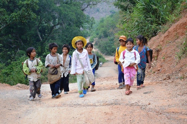 Các em nhỏ vùng cao trong buổi sáng đến trường