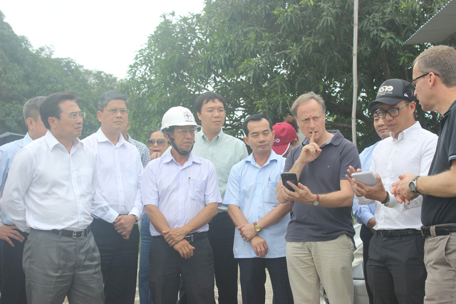 Thứ trưởng Bộ Công Thương Hoàng Quốc Vượng cùng Trưởng phái đoàn Liên minh châu Âu (EU) tại Việt Nam Bruno Angelet tới thăm huyện Cam Lâm ngày 19/12.