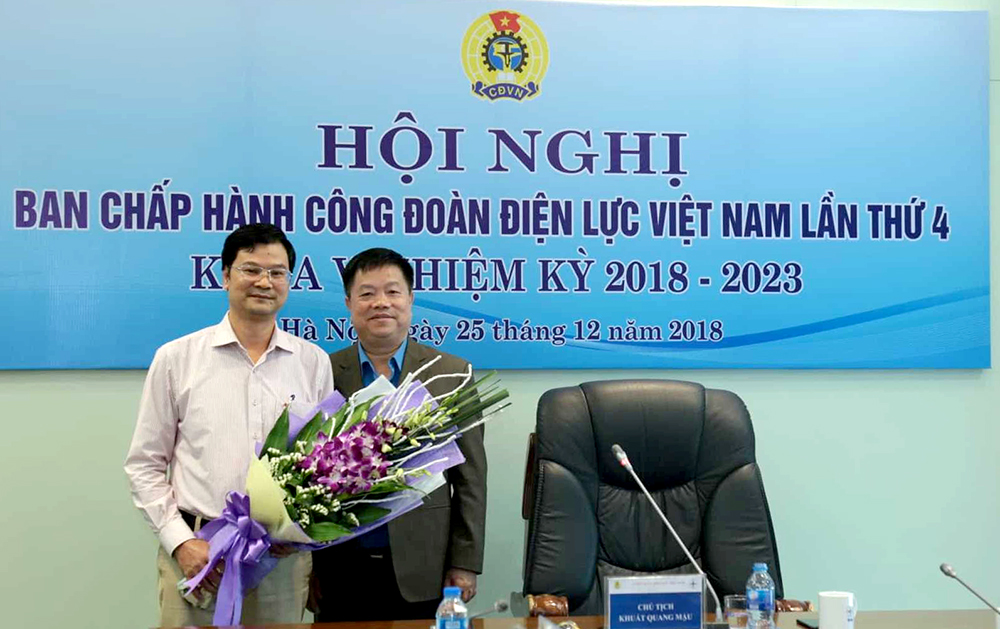 Chủ tịch Công đoàn Điện lực Việt Nam Khuất Quang Mậu (bên phải) tặng hoa chúc mừng ông Lương Bá Thanh được bầu là Phó Chủ tịch Công đoàn Điện lực Việt Nam