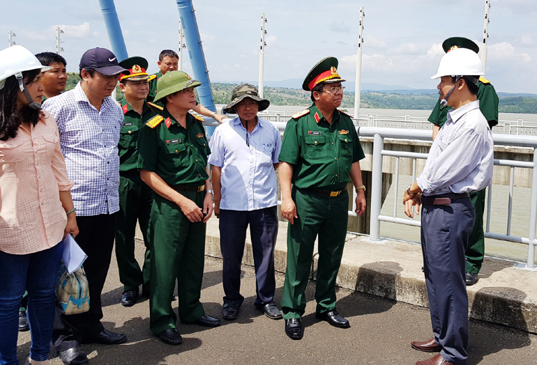 Kiểm tra công tác an toàn hồ đập tại Nhà máy thủy điện Sông Ba Hạ - Ảnh: NAM KHÁNH