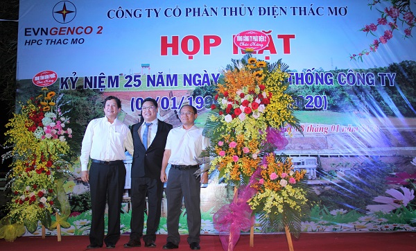 Ông Trương Hoàng Vũ - Thành viên HĐTV kiêm Tổng giám đốc Tổng công ty Phát điện 2 (ngoài cùng bên trái) tặng hoa chúc mừng