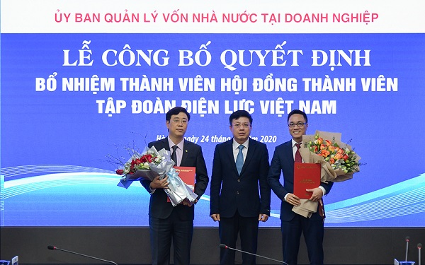 Ông Hồ Sỹ Hùng - Phó Chủ tịch Ủy ban Quản lý vốn Nhà nước tại doanh nghiệp trao quyết định bộ nhiệm cho ông Cao Quang Quỳnh (ngoài cùng bên phải) và ông Nguyễn Đức Cường (ngoài cùng bên trái).