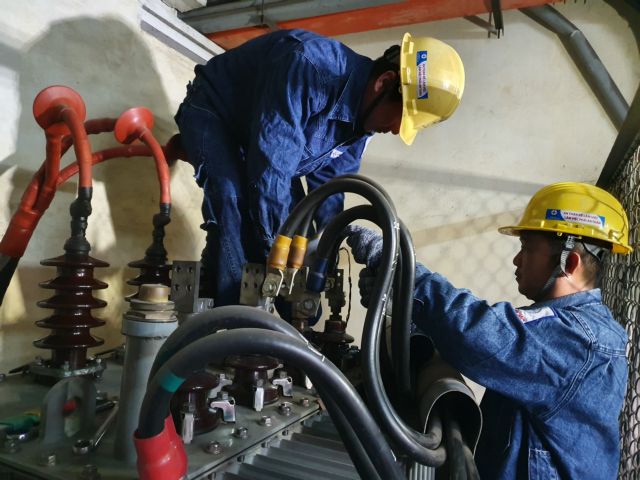 Workers of the Việt Nam Electricity in HCM City are checking substations. Electricity prices would not be increased at least until the end of the second quarter. — VNA/VNS Photo Thành Chung