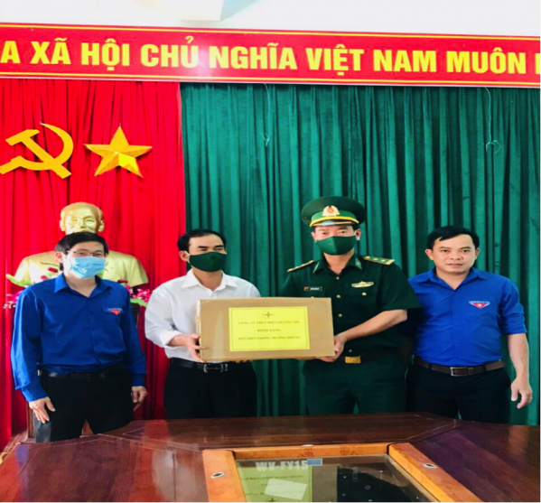 Tặng quà cho Đồn Biên phòng Hướng Phùng