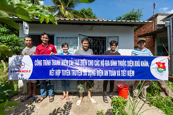 Các bạn đoàn viên thanh niên chụp hình lưu niệm tại các hộ dân