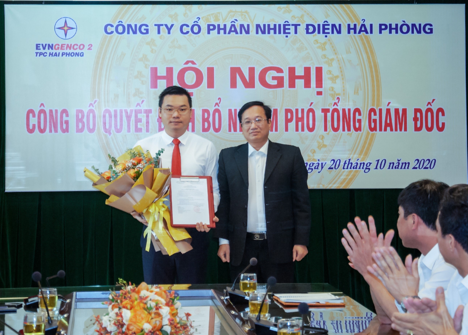 Ông Tạ Công Hoan trao Quyết định và tặng hoa cho ông Nguyễn Minh Thành