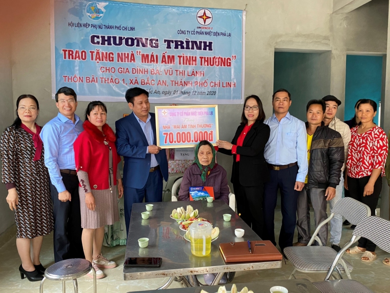 Ông Lê Văn Chính, Phó Bí thư thường trực Đảng ủy, Chủ tịch Công đoàn Công ty (thứ 4 từ trái sang) cùng với Hội LHPN thành phố Chí Linh trao số tiền hỗ trợ cho bà Vũ Thị Lánh