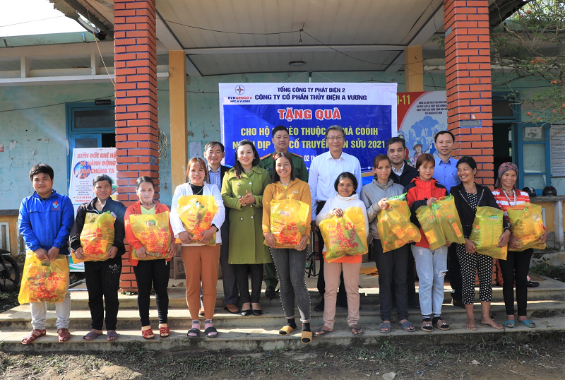 Ông Ngô Xuân Thế - Phó Tổng Giám đốc Công ty Cổ Phần Thủy điện A Vương (hàng 2 thứ 3 từ phải qua)