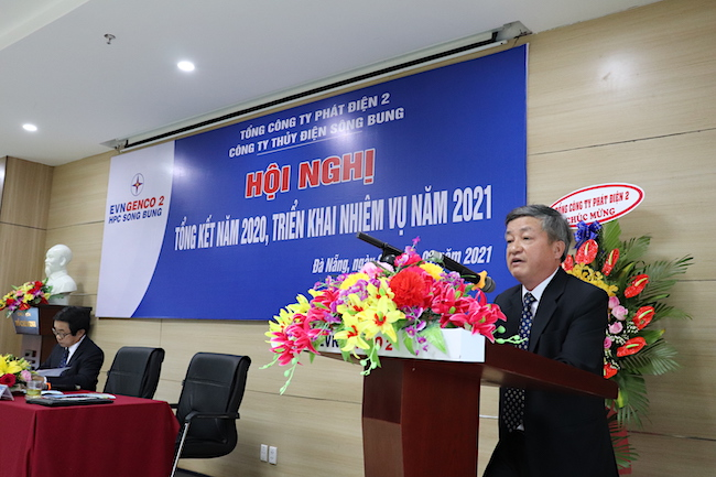 Ông Nguyễn Sơn - Phó Giám đốc Công ty trình bày Báo cáo kết quả thực hiện  năm 2020 và triển khai nhiệm vụ năm 2021