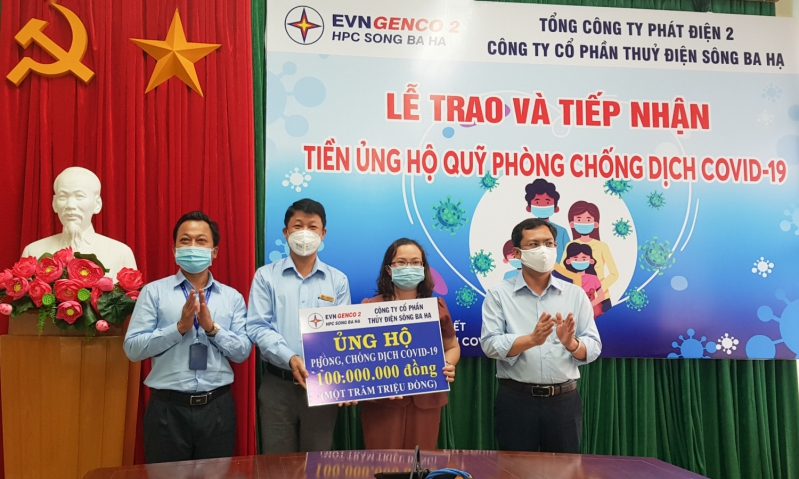 Lãnh đạo Công ty trao biểu trưng ủng hộ Quỹ phòng chống COVID-19 cho Ủy ban MTTQ Việt Nam tỉnh Phú Yên