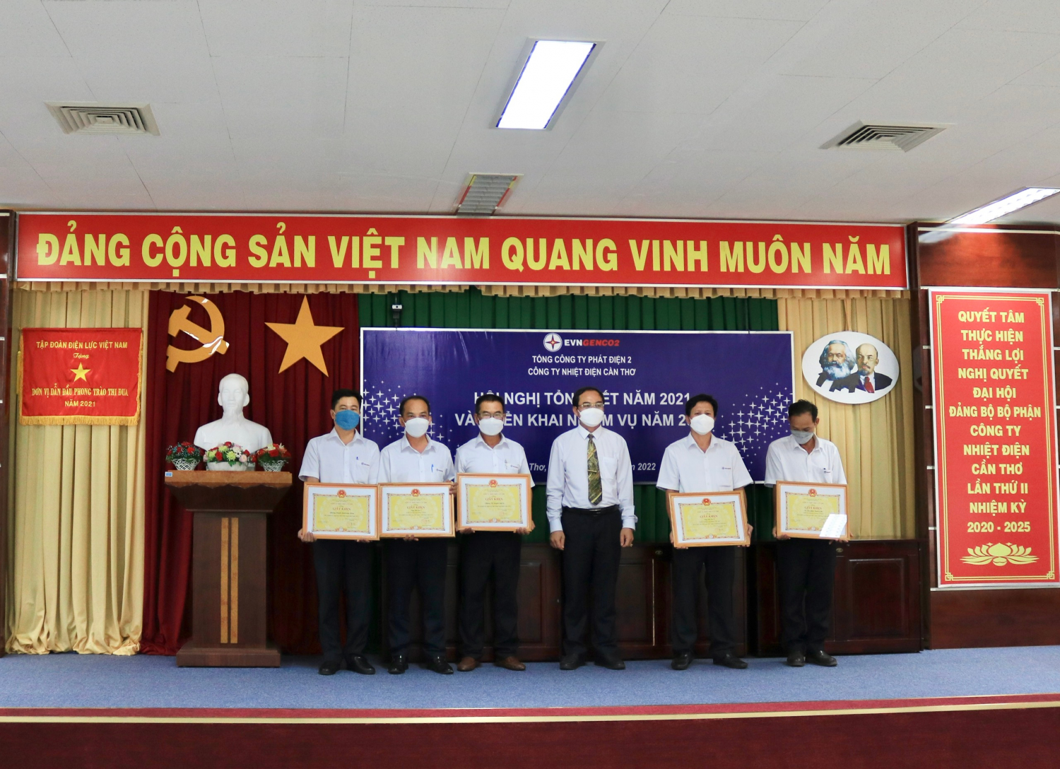 Ông Huỳnh Thanh Phong – Giám đốc Công ty NĐCT trao giấy khen cho