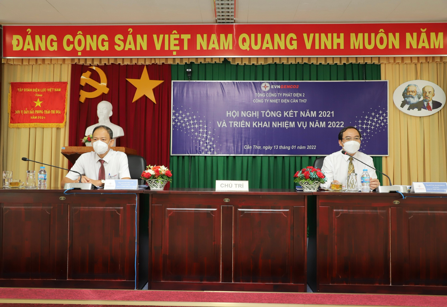 Ông Huỳnh Thanh Phong – Giám đốc và Ông Nguyễn Hữu Lộc Phó Giám đốc Công ty chủ trì tại Hội nghị