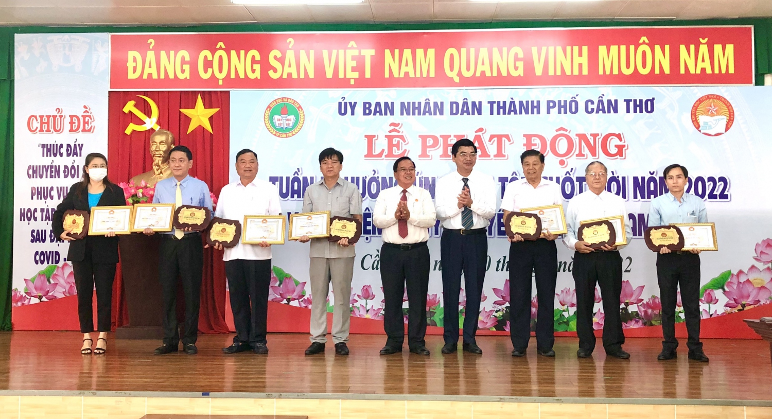 Bà Phạm Trần Phương Duyên – Phó Chánh Văn phòng (bìa trái) đại diện EVNGENCO2 nhận vinh danh do Hội Khuyến học thành phố Cần Thơ trao tặng