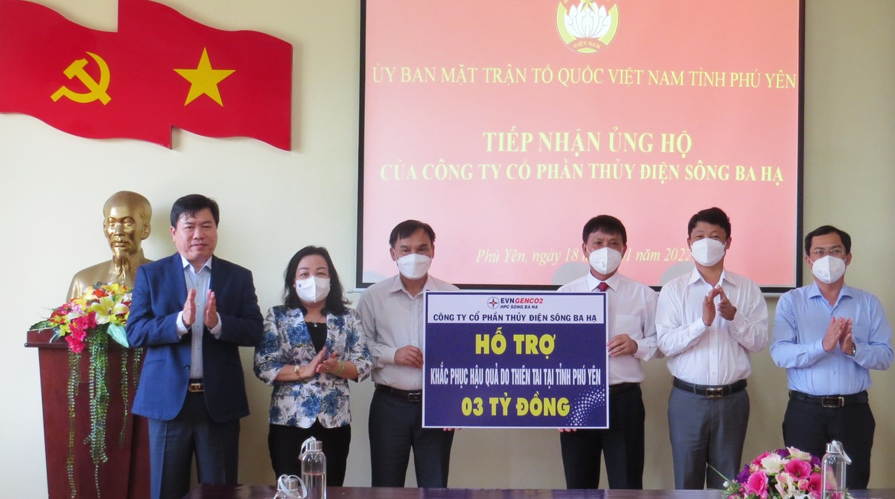 Trong đợt bão lũ cuối năm 2021, người dân tỉnh Phú Yên đã chịu nhiều thiệt hại. Nhà cửa, ruộng đồng hư hại, thuyền bè, vật nuôi bị cuốn trôi… Chia sẻ với những khó khăn, mất mát này, Công ty Cổ phần Thủy điện Sông Ba Hạ đã tổ chức nhiều chuyến thăm hỏi, động viên. Đồng thời trao tặng 03 tỷ đồng hỗ trợ bà con bị ảnh hưởng, góp phần chia sẻ những mất mát, khó khăn.