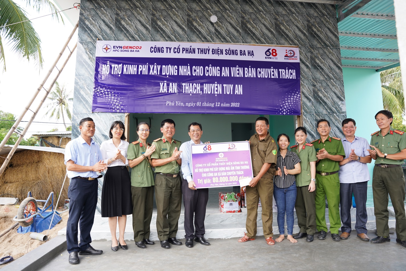 SBH phối hợp với Phòng phong trào – Công an tỉnh Phú Yên trao tặng nhà cho gia đình đồng chí Hồ Phi Hổ là Công an viên bán chuyên trách có hoàn cảnh khó khăn tại xã An Thạch, huyện Tuy An, tỉnh Phú Yên