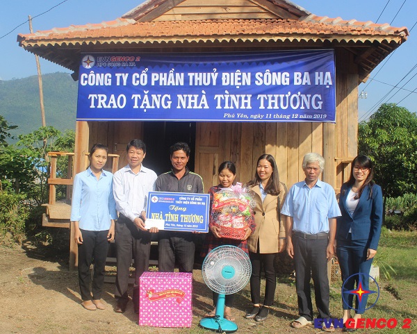 Trao tặng nhà Đại đoàn kết, nhà Tình thương, nhà Nghĩa tình đồng đội